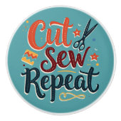 Retro "Cut Sew Repeat" Nähen Lover Design Keramikknauf (Vorderseite)