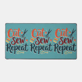Retro "Cut Sew Repeat" Nähen Lover Design Schreibtischunterlage (Vorderseite)