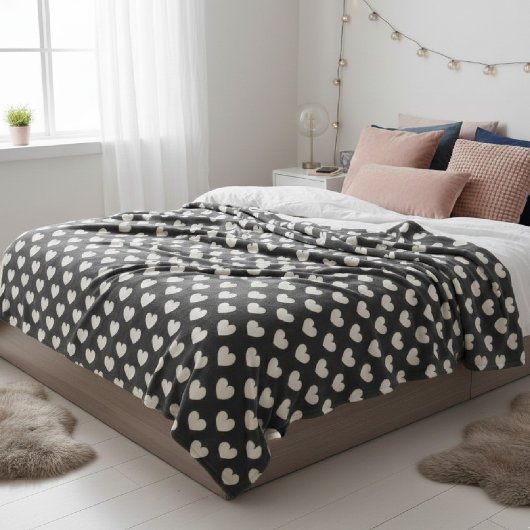 Retro Cute Black and White Hearts Pattern Fleecedecke