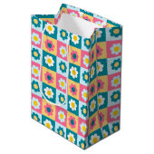 Retro Cute colorful Pastel Flowers Pattern  Mittlere Geschenktüte (Vorderseite Schrägansicht)