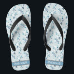 Retro Dainty Pastel Florals Wedding Bridesmaid Badesandalen<br><div class="desc">Das Design mit Vintagem Blumenmuster in staubblauer Farbe und einem klassischen Hochzeitsbegriff Typografie ist ein unvergessliches Geschenk für Brautmädchen und verleiht Ihrem Hochzeitstag, Junggeselinnen-Abschied oder anderen Feierlichkeiten eine stilvolle Glamour. Strich Anpassen Sie es mit Ihrer Formulierung durch die Vorlagenfelder. Wenn Sie gewollt haben, um den Stil, die Farbe oder die...</div>