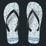 Retro Dainty Pastel Florals Wedding Bridesmaid Badesandalen<br><div class="desc">Das Design mit Vintagem Blumenmuster in staubblauer Farbe und einem klassischen Hochzeitsbegriff Typografie ist ein unvergessliches Geschenk für Brautmädchen und verleiht Ihrem Hochzeitstag, Junggeselinnen-Abschied oder anderen Feierlichkeiten eine stilvolle Glamour. Strich Anpassen Sie es mit Ihrer Formulierung durch die Vorlagenfelder. Wenn Sie gewollt haben, um den Stil, die Farbe oder die...</div>