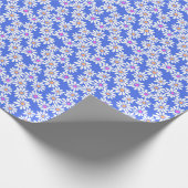 Retro Daisy Blume auf Periwinkle Geschenkpapier (Ecke)