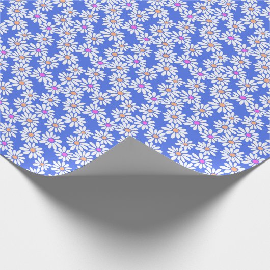 Retro Daisy Blume auf Periwinkle Geschenkpapier (Ecke)