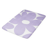 Retro Daisy Blume in Lavender #1 #floral #art Badematte (Schrägansicht)