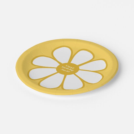 Retro Daisy Blume Single in Mustard Personalisiert Pappteller (Schrägansicht)