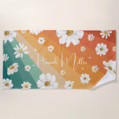 Retro Daisy Floral Rainbow Monogramm Strandtuch (Vorderseite)