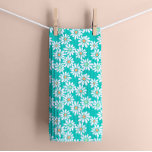Retro Daisy Florals auf Aquamarin Green Geschirrtuch<br><div class="desc">Entspannen Sie in der Küche mit dem kitschigen Charme des Retro-Blumenhandtuchs aus den 60er Jahren. Die Küche ist unverzichtbar mit einem zauberhaften, dunklen Muster mit weißen Blütenblättern und pastellgrünen und orangefarbenen Zentren, Set vor einem aquamarinen Hintergrund. Der sanfte Kontrast schafft eine beruhigende, aber lebendige Ästhetik und macht dieses Handtuch zu...</div>