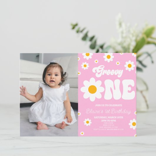 Retro Daisy Flower Groovy One 1st Birthday Party Einladung (Stehend Vorderseite)