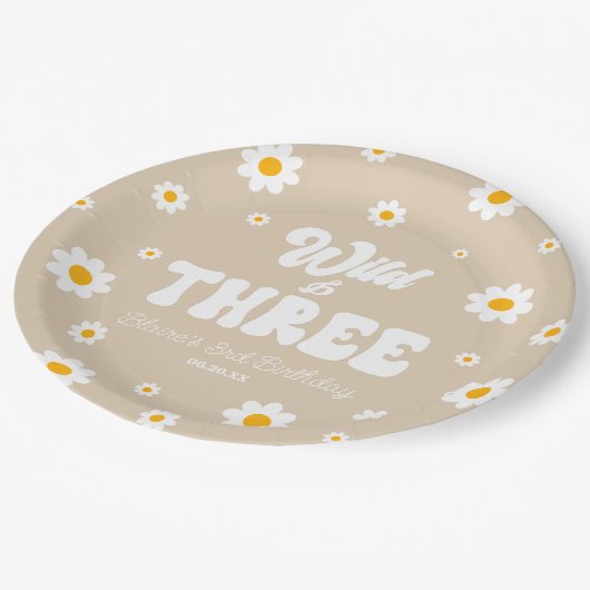 Retro Daisy Flower Wild & Three 3rd Birthday Party Pappteller (Schrägansicht)