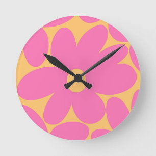 Retro Daisy Flowers in Pink Pale Marigold #1 #art Runde Wanduhr