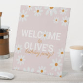 Retro Daisy Geburtstagsparty Begrüßungszeichen Sockelschild (In Situ)