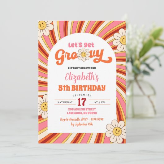 Retro Daisy Let's Get Groovy 70's Birthday Party Einladung (Stehend Vorderseite)