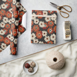 Retro Daisy Muster mit warmen Tönen auf schwarz Geschenkpapier