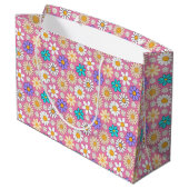 Retro Daisy Muster Simple.01. Rosa BG Große Geschenktüte (Rückseite Schrägansicht)