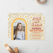 Retro Daisy Rainbow 3. Geburtstag Foto Einladung (Vorderseite/Rückseite Beispiel)