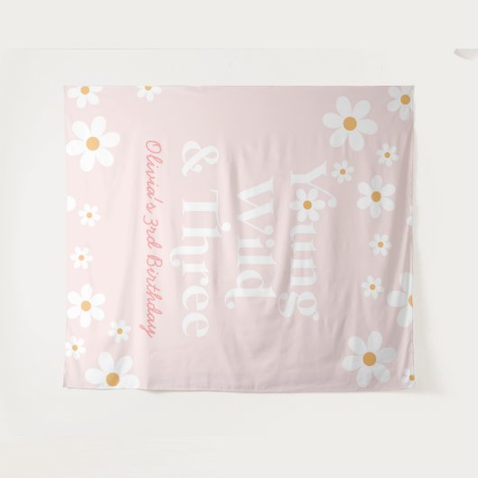 Retro Daisy Young Wild und Three Birthday Wandteppich (Vorderseite (Horizontal))