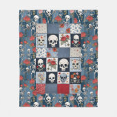 Retro Denim Patchwork mit Rose Skulls Skelette Fleecedecke (Vorderseite)