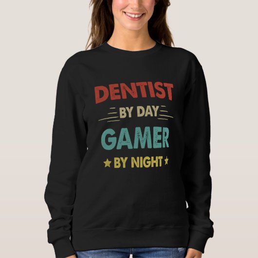 Retro Dentist By Day Gamer By Night Sweatshirt (Vorderseite)