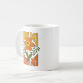 Retro der 70er Jahre Lächelnde Daisy-Blume Kaffeetasse (Vorderseite Links)