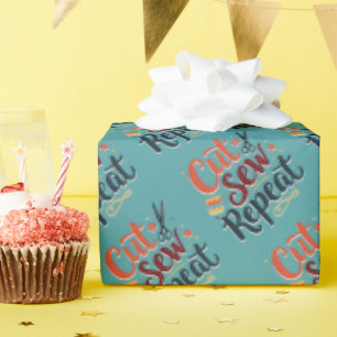 Retro-Design "Schneiden Nähen Wiederholen" für Näh Geschenkpapier