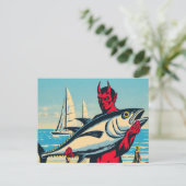 Retro Devil mit einem Tunfisch am Strand Postkarte (Stehend Vorderseite)
