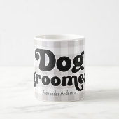Retro Dog Groomer auf Buffalo Karo individuelle Na Kaffeetasse (Mittel)