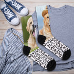 Retro DOG VATER Personalisiertes Muster Foto Crew Socken<br><div class="desc">Der beste Hund-Vater aller Zeiten! Überraschen Sie den Hundefreund, ob Geburtstag, Vatertag oder Weihnachten mit diesem super niedlichen Begleiter-Foto überall auf Drucksocken. Sie werden ein Liebling aller Hundefreunde und Hundedads sein. Passen Sie diese Foto-Socken mit Ihren Welpen Lieblings-Fotos. COPYRIGHT © 2022 Judy Burrows, Black Dog Art - Alle Rechte vorbehalten....</div>