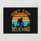 Retro Dont Stop Believing Bigfoot Postkarte (Vorderseite)