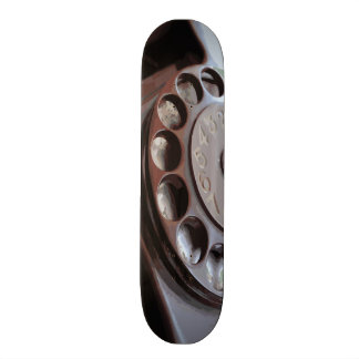 Retro-Drehwählscheibentelefon im Vintage-Design Skateboard