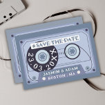 Retro Dusty Blue Cassette Tape Wedding Save The Date<br><div class="desc">Retro Dusty Blue Cassette Tape Wedding Save the Date Cards - Groovy Vintag Vibes for your Special Day. Mit unseren einzigartigen Hochzeitskarten rett-the-date-Karten mit kühlem, staubblauen, Baby-Blue-Kassettendesign können Sie Ihre Gäste in die Vergangenheit zurückbringen. Genießen Sie das zauberhafte Wesen der 70er, 90er und 60er Jahre, da diese Karten Nostalgie mühelos...</div>