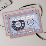 Retro Dusty Pink Cassette Tape Hochzeit Save The Date<br><div class="desc">Retro Dusty Pink Kassettenband Hochzeit Speichern Sie die Datumskarten - Groovy Vintage Bilder für Ihren besonderen Tag. Mit unseren einzigartigen Hochzeitskarten rett-the-date, die ein kühn rosa, blassrosa und Kassettendesign enthalten, können Sie Ihre Gäste in die Vergangenheit zurückbringen. Genießen Sie das zauberhafte Wesen der 70er, 90er und 60er Jahre, da diese...</div>