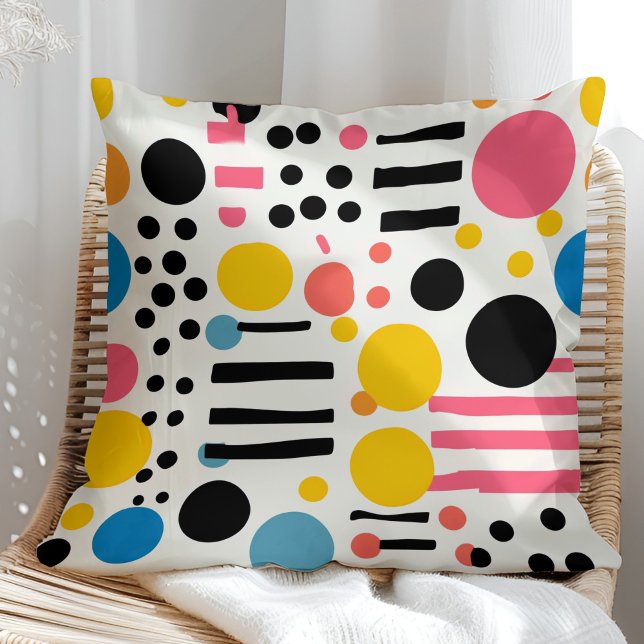 Retro Eclectic farbige Punkte und Linien Kissen (Retro Eclectic Colorful Dots and Lines Throw Pillow in a sunny rattan armchair)
