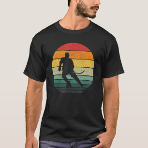 Retro-Eishockeyspieler und -Fans im Vintage-Eishoc T-Shirt