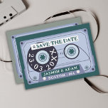 Retro Emerald Green Cassette Tape Hochzeit Save The Date<br><div class="desc">Retro Smaragdgrüne Kassettenband Hochzeit Speichern Sie die Datumskarten - Groovy Vintag Vibes für Ihren Sondertag. Mit unseren einzigartigen Hochzeitskarten, die mit einem mutigen smaragdgrünen, dunkelgrünen Kassettendesign ausgestattet sind, können Sie Ihre Gäste mit rett-the-date wieder in die Vergangenheit zurückbringen. Genießen Sie das zauberhafte Wesen der 70er, 90er und 60er Jahre, da...</div>