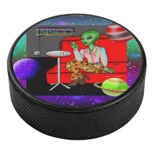 Retro Extraterrestrial in der Disco Lounge aus den Eishockey Puck