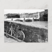 Retro-Fahrrad neben einer Brücke in Florenz