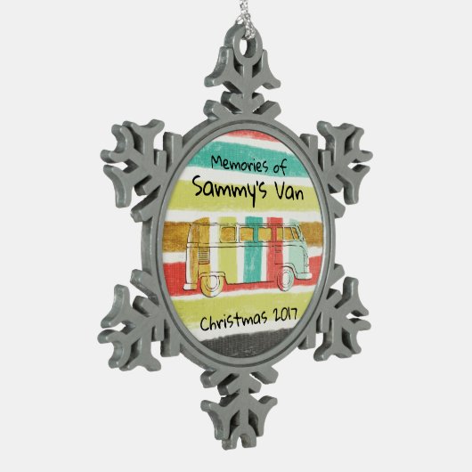 Retro-Familienbus mit Groovy Streifen Schneeflocken Zinn-Ornament (Links)
