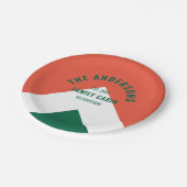 Retro Familienhaus Personalisierter Name Grün Rot Pappteller (Schrägansicht)