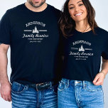Retro Family Wiedersehen oder Trip | Rustikale Pin T-Shirt<br><div class="desc">Ideal für Ihre kommende Familie Wiedersehen oder zusammen kommen. Dieses Retro-Design ist mit einem weißen Logo mit 3 Kiefernbäumen und Ihrem Namen ausgestattet. Personalisieren Sie weiter mit 3 Zeilen benutzerdefinierten Textes - fügen Sie "Family Wiedersehen, Family Trip, location, date oder delete" hinzu. Ein lustiger Sake für eine Wiedersehen am See,...</div>