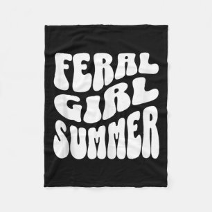 Retro Feral Girl Sommer Mama Teezeremonie auf dem Fleecedecke