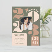 Retro fett 2023 grün beige 5 Foto Abschluss Einladung (Stehend Vorderseite)