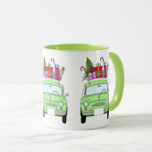 Retro Fiat 500 mit Weihnachtsgeschenken Tasse (VorderseiteRechts)