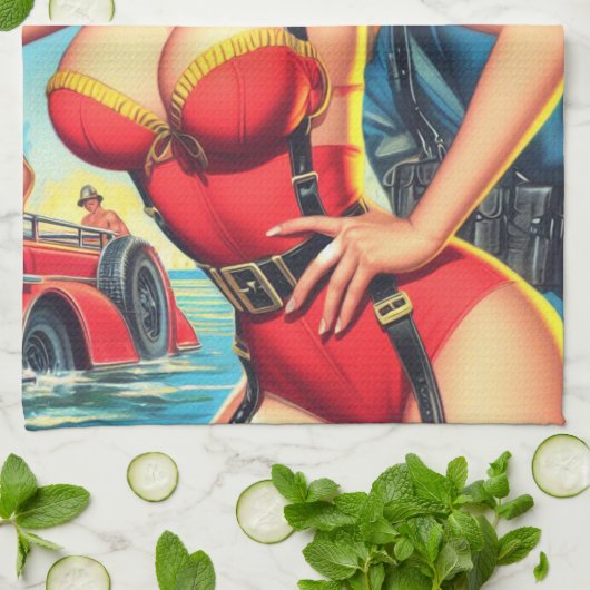 Retro Firefighter Girl Geschirrtuch (Gefaltet)