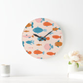 Retro Fish: Risograph Style Pattern Große Wanduhr (Zuhause)