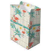 Retro-Flamingo-Poolside-Sommer-Muster (2) Mittlere Geschenktüte (Rückseite Schrägansicht)