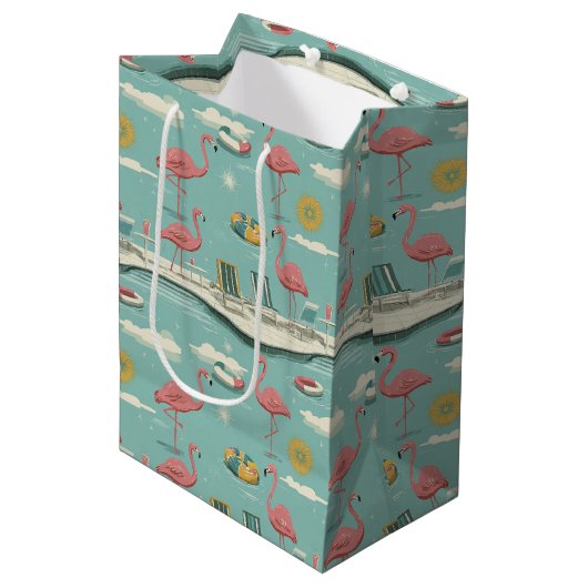 Retro-Flamingo-Poolside-Sommer-Muster (5) Mittlere Geschenktüte (Vorderseite Schrägansicht)