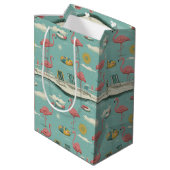 Retro-Flamingo-Poolside-Sommer-Muster (5) Mittlere Geschenktüte (Rückseite Schrägansicht)