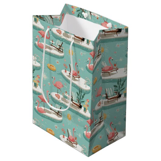 Retro-Flamingo-Poolside-Sommer-Muster (6) Mittlere Geschenktüte (Vorderseite Schrägansicht)