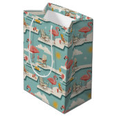 Retro-Flamingo-Poolside-Sommer-Muster (7) Mittlere Geschenktüte (Rückseite Schrägansicht)